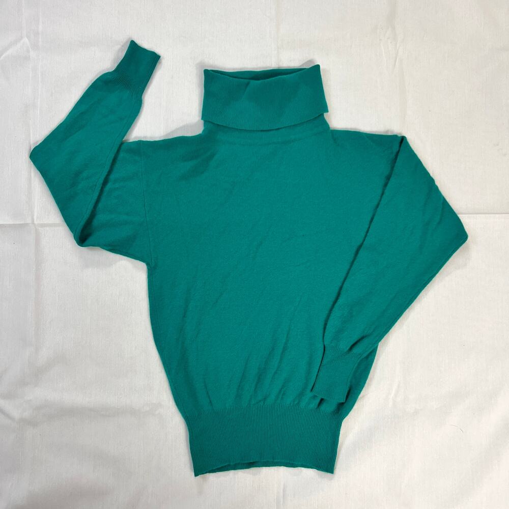 Robinsons SMALL teal turtleneck sweater made of 100% pure cashmere.